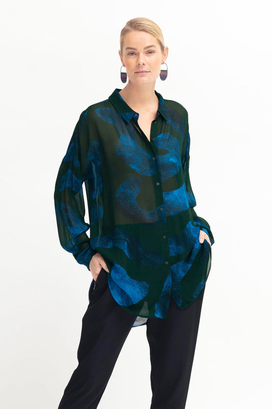 Gira Sheer Curved Hem Black and Blue Print Chiffon Shirt Model Front | ANIMAL PRINT