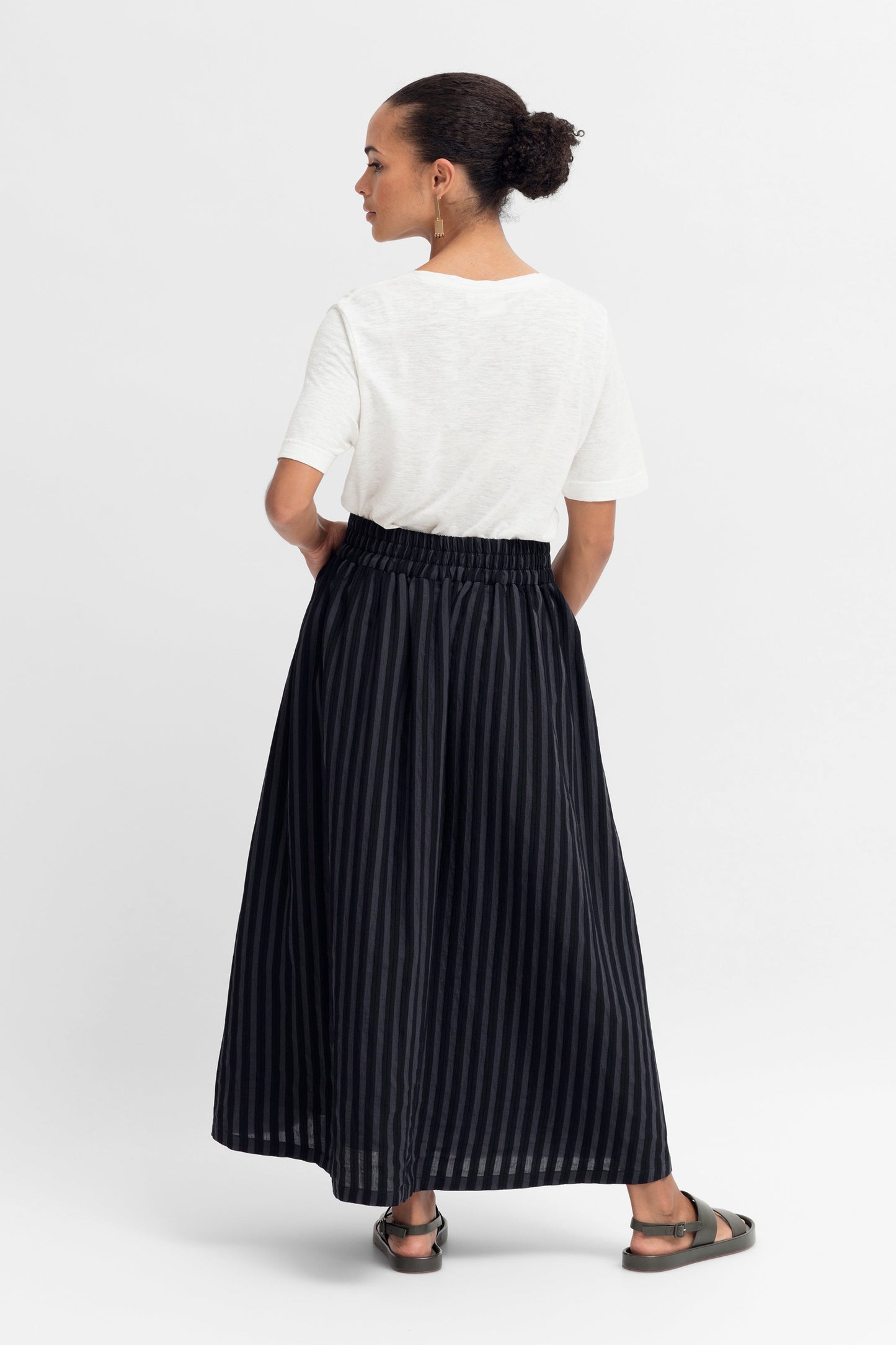 Ond Organic Cotton and Viscose Stripe Midi Skirt Model Back | BLACK