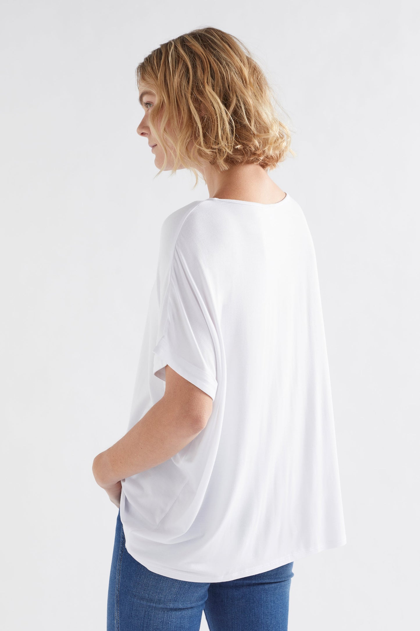 Telse Relaxed Stretch T-shirt Model Back  | WHITE