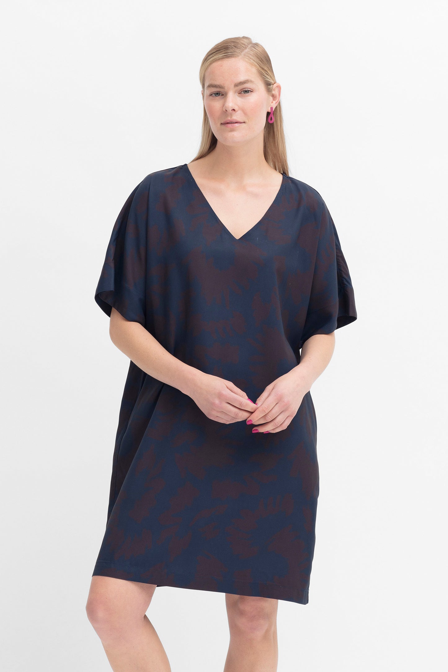 Tove Responsible Fabric V Neck Tee Print Shift Dress Model Front | CHOCOLATE NAEMI PRINT