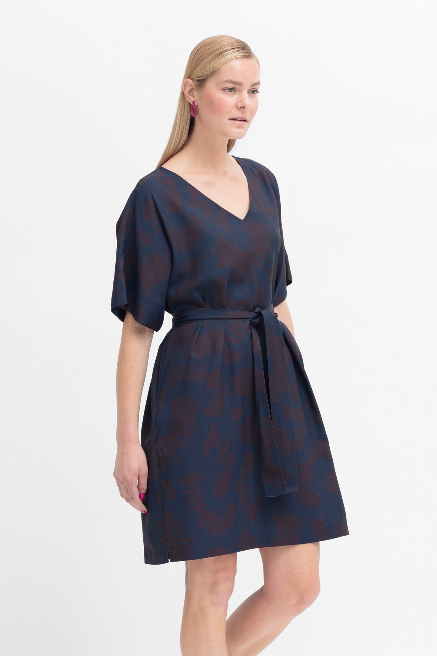 Tove Responsible Fabric V Neck Tee Print Shift Dress Model Front Tied | CHOCOLATE NAEMI PRINT