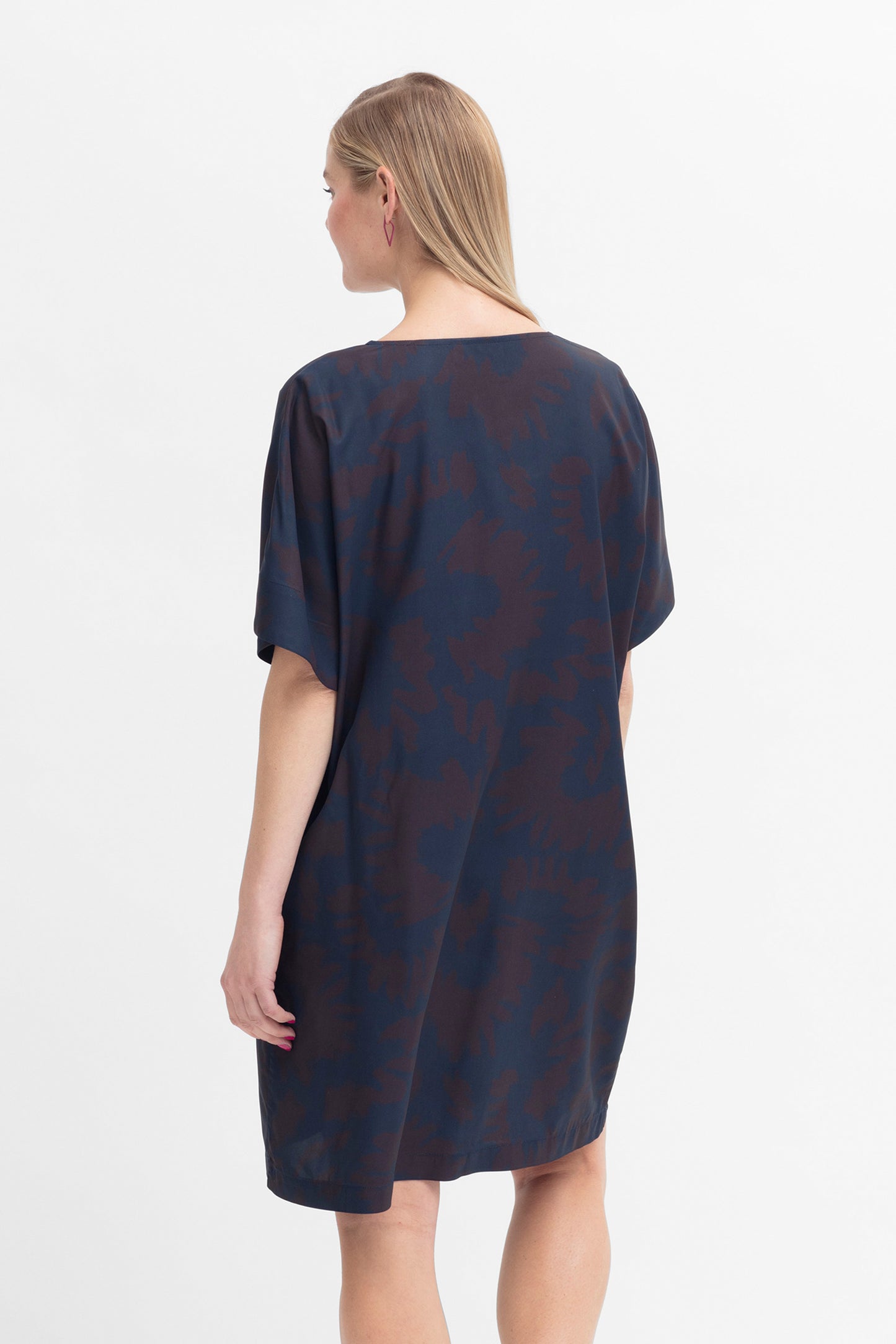 Tove Responsible Fabric V Neck Tee Print Shift Dress Model Back | CHOCOLATE NAEMI PRINT