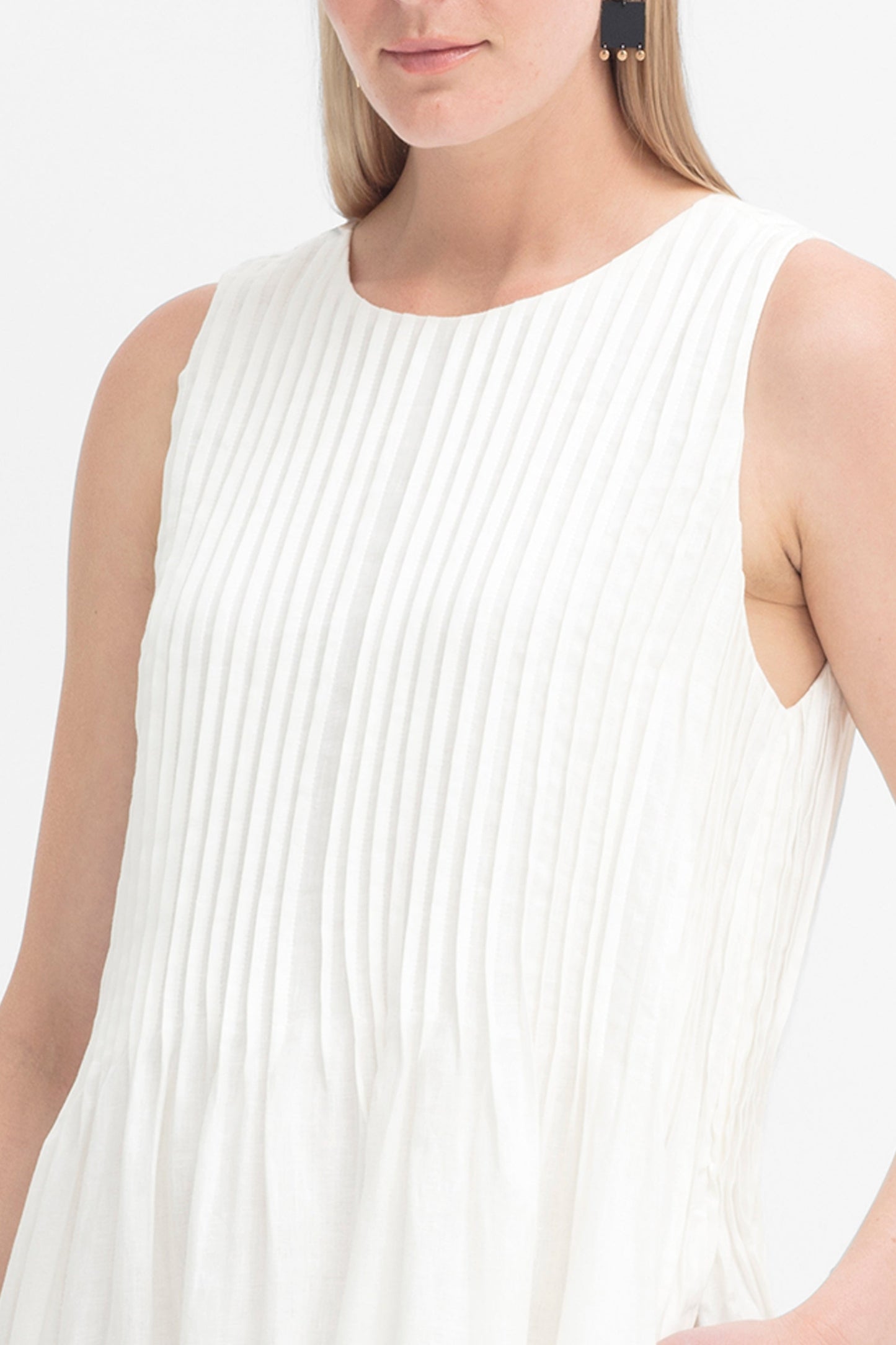 Lin Linen A-line Sleeveless Pintuck Detail Long Dress Model Front detail | WHITE