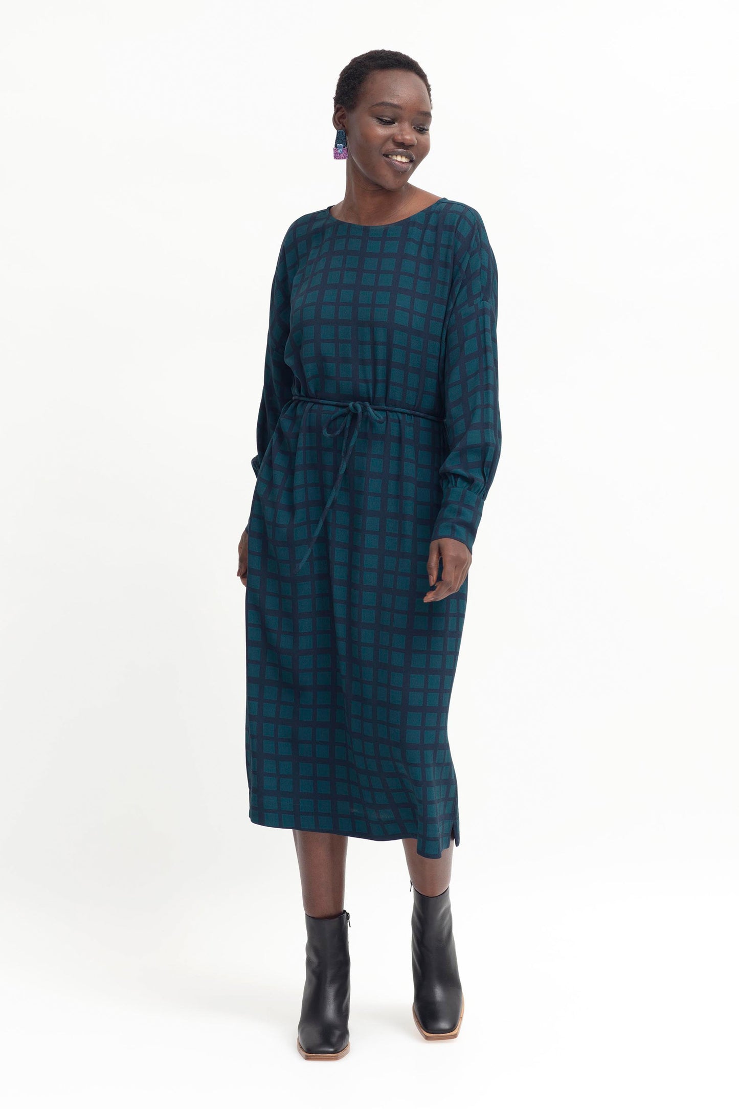 Krata Mid Length Billow Sleeve Check Print Shift Dress Model Front | NAVY KOMBU GREEN CHECK