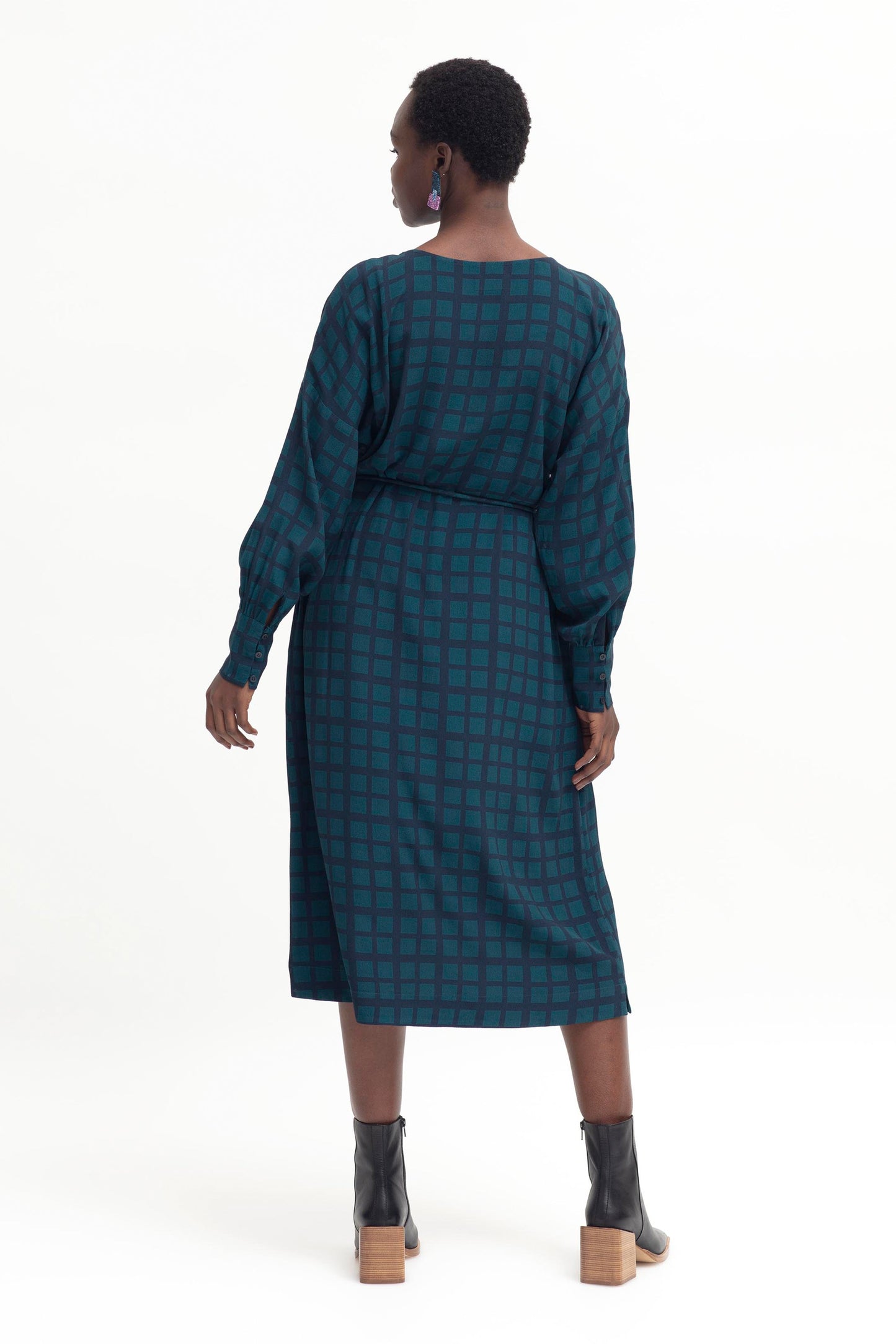 Krata Mid Length Billow Sleeve Check Print Shift Dress Model Back | NAVY KOMBU GREEN CHECK