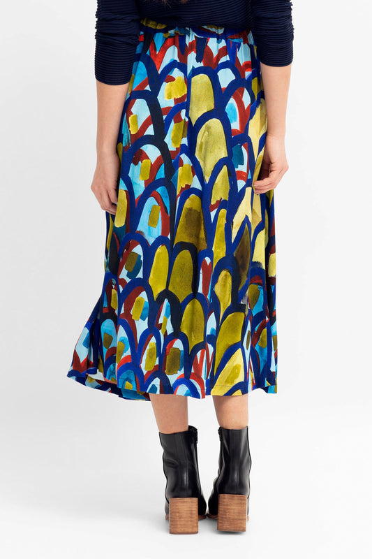 Galerie Elastic Waist Band Mid Length Print Skirt Model Back Crop | BUE PRINT