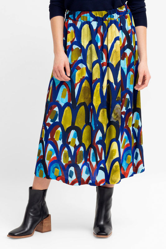 Galerie Elastic Waist Band Mid Length Print Skirt Model Front Crop | BUE PRINT