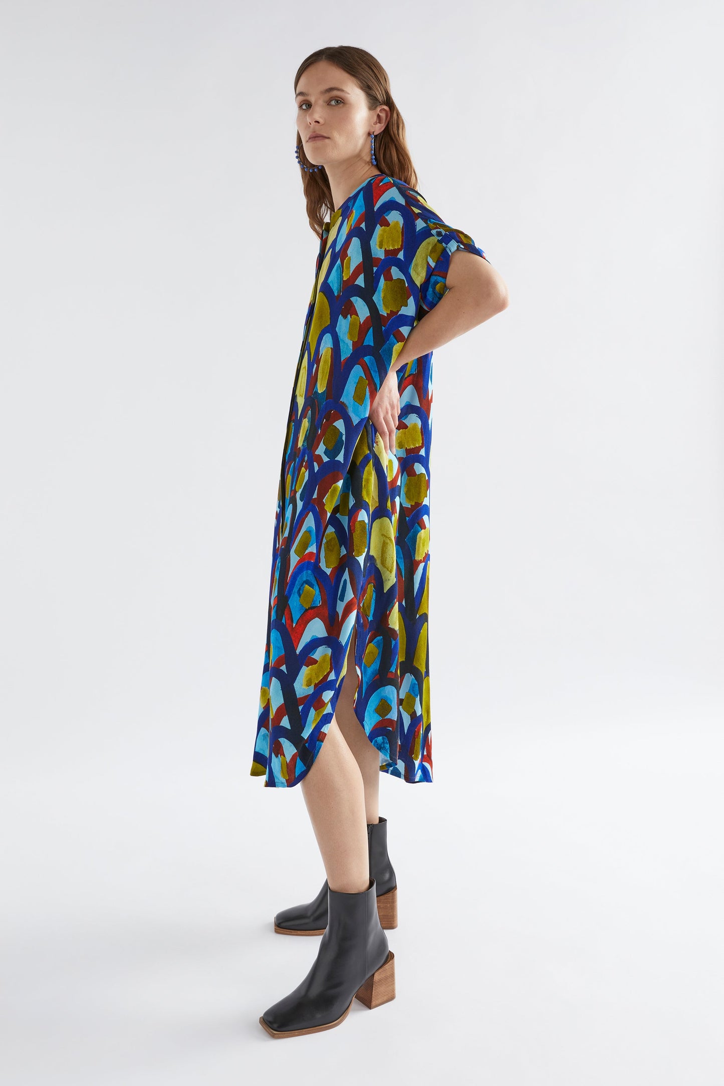 Galerie Oversized Scooped Hem Rolled Sleeve Printed Shirt Dress Model Side | BUE PRINT