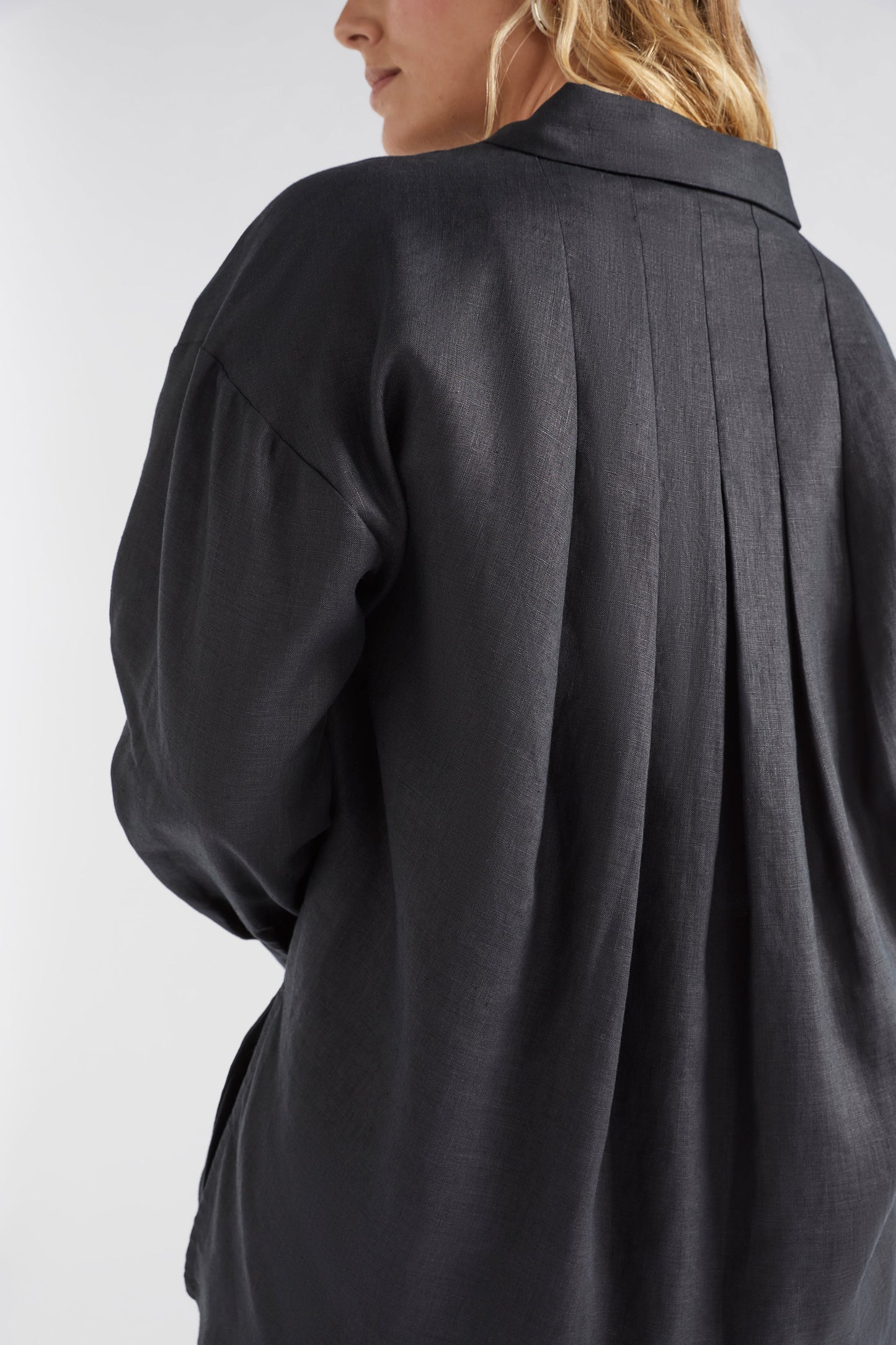 Stilla Linen Shirt with High-Low Hem and Back Pleat Detail Model Back Detail | BLACK