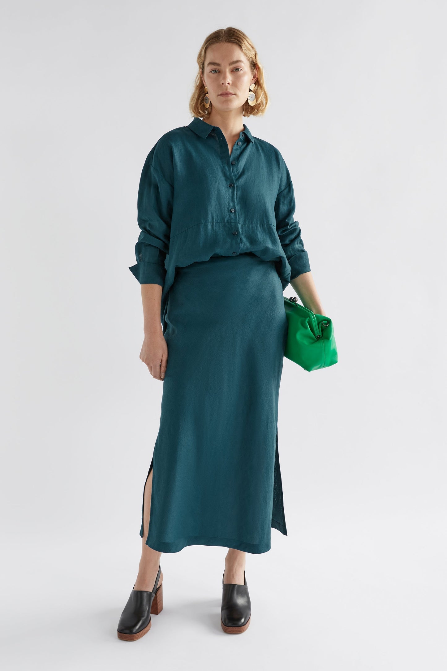 Stilla Linen Shirt with High-Low Hem and Back Pleat Detail Model front full body | PEACOCK