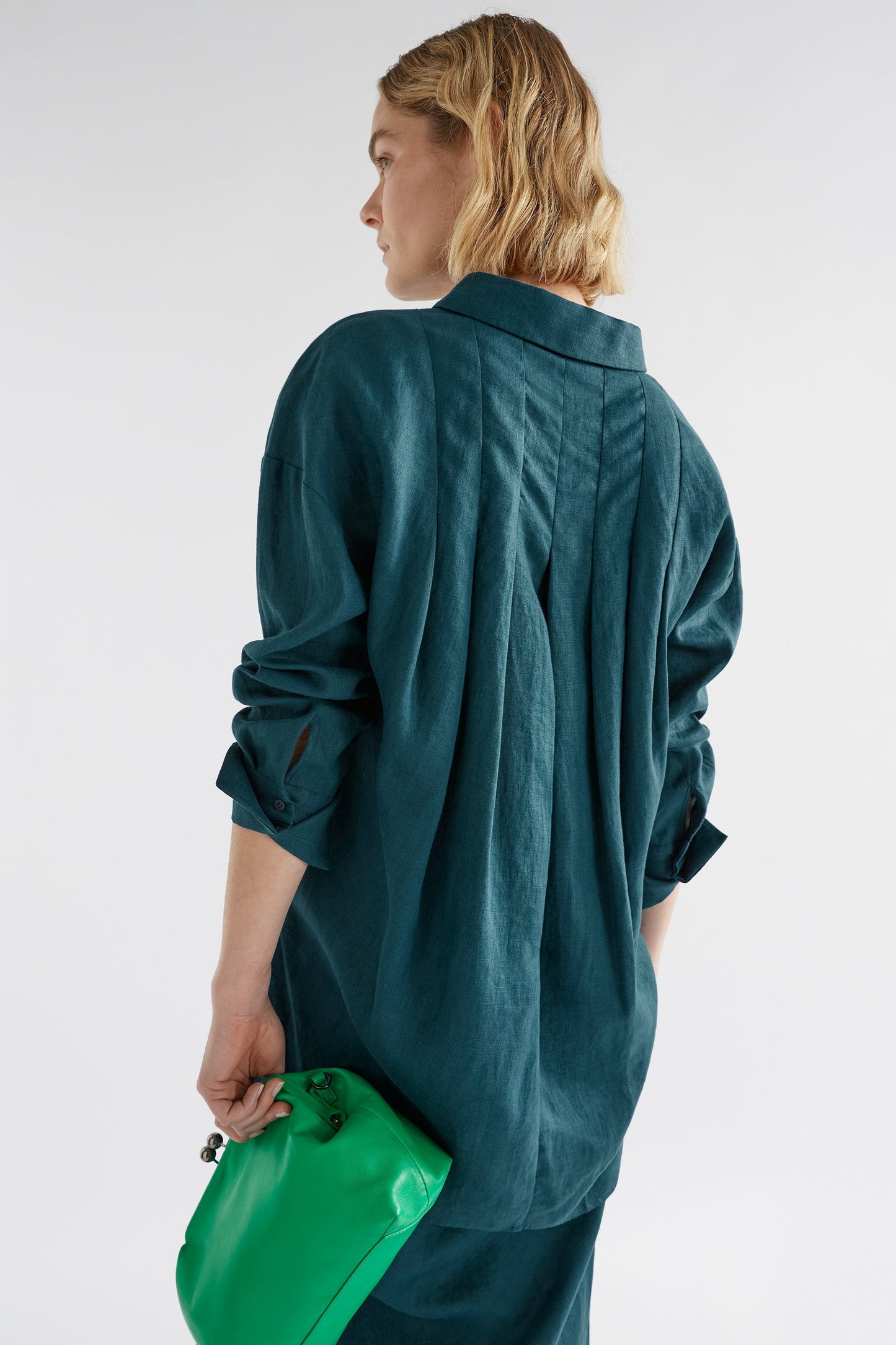 Stilla Linen Shirt with High-Low Hem and Back Pleat Detail Model Back Detail | PEACOCK