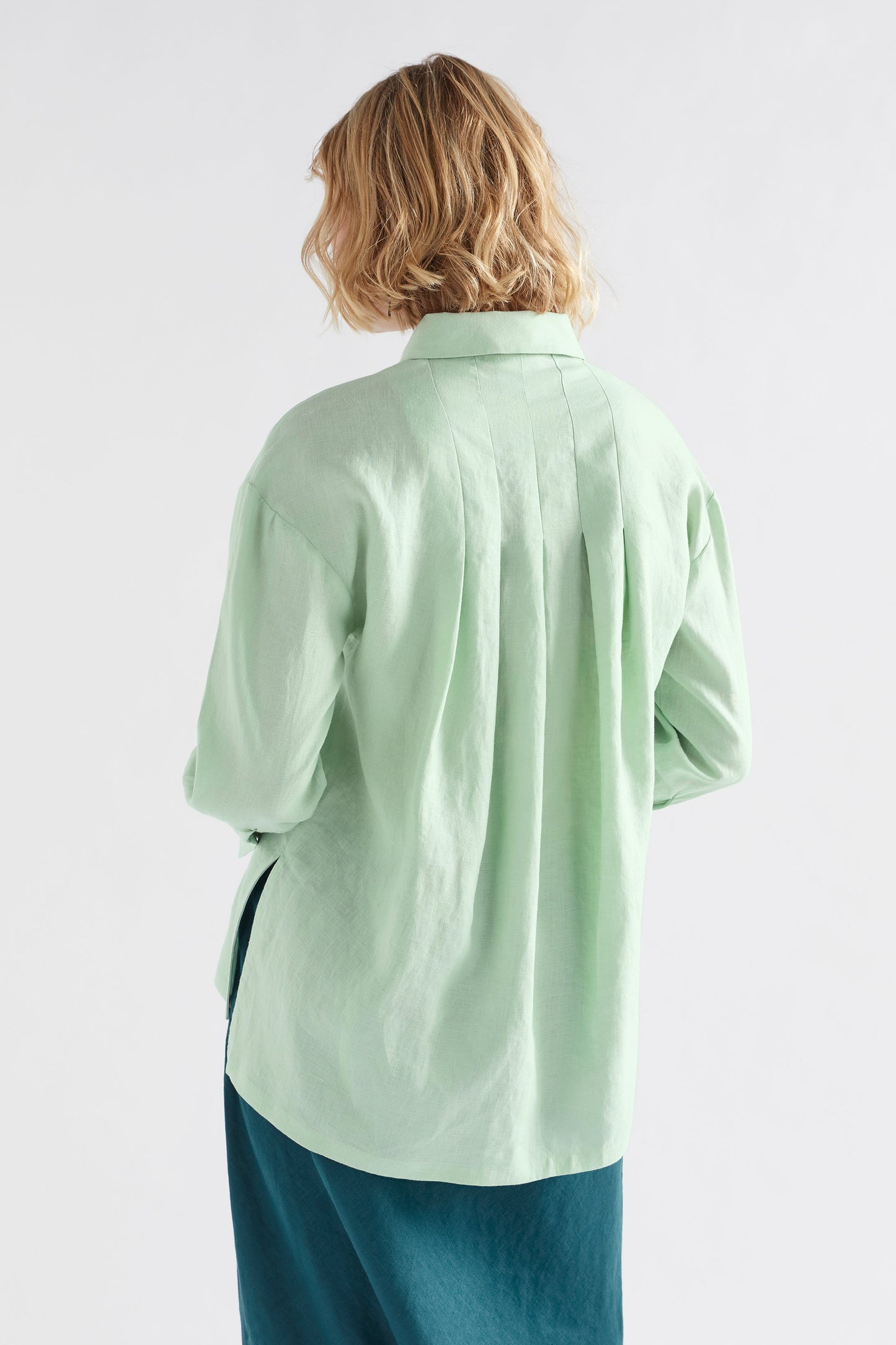 Stilla Linen Shirt with High-Low Hem and Back Pleat Detail Model Back | MINT