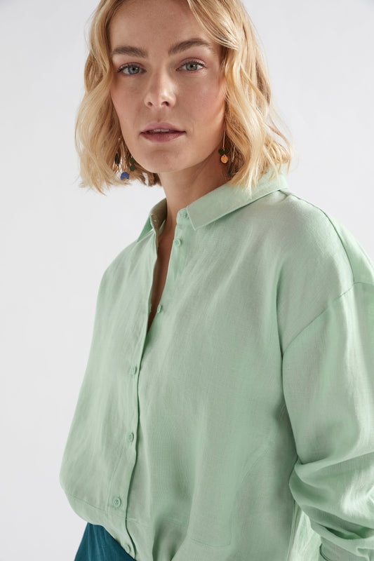 Stilla Linen Shirt with High-Low Hem and Back Pleat Detail Model front detail | MINT