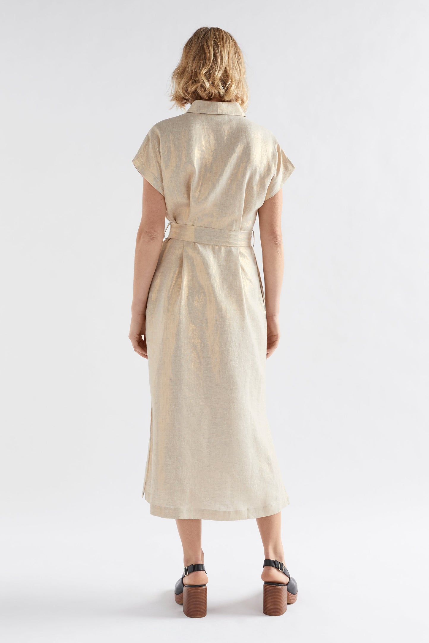 Metalen Gold Linen Shirt Dress Model back | GOLD LINEN