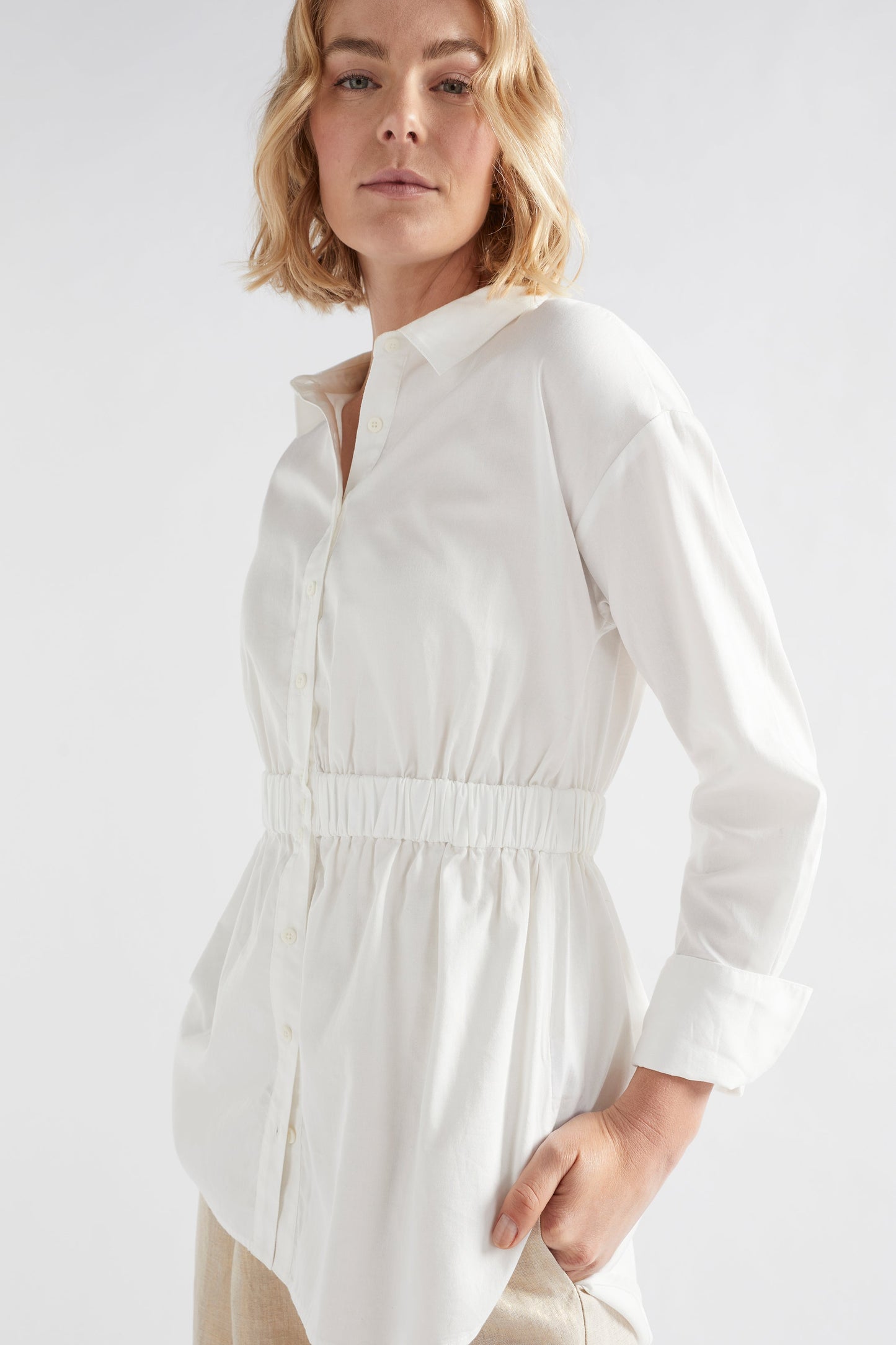 Suora Organic Cotton Elastic Waist Shirt Model angled front | WHITE