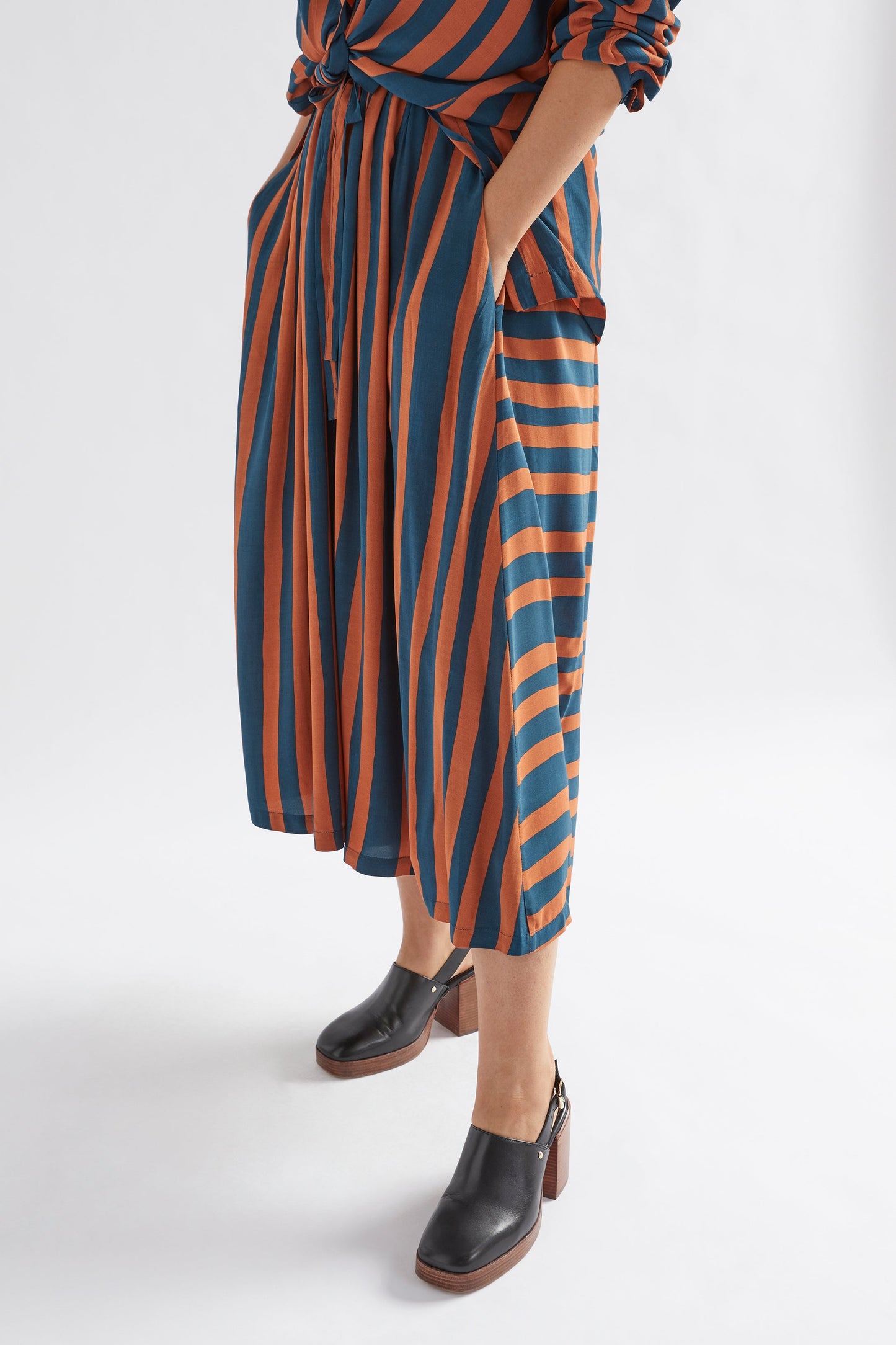 Tilbe Stripe Midi-Aline Drawstring Skirt Model Side | BRONZE TEAL PAINT STRIPE