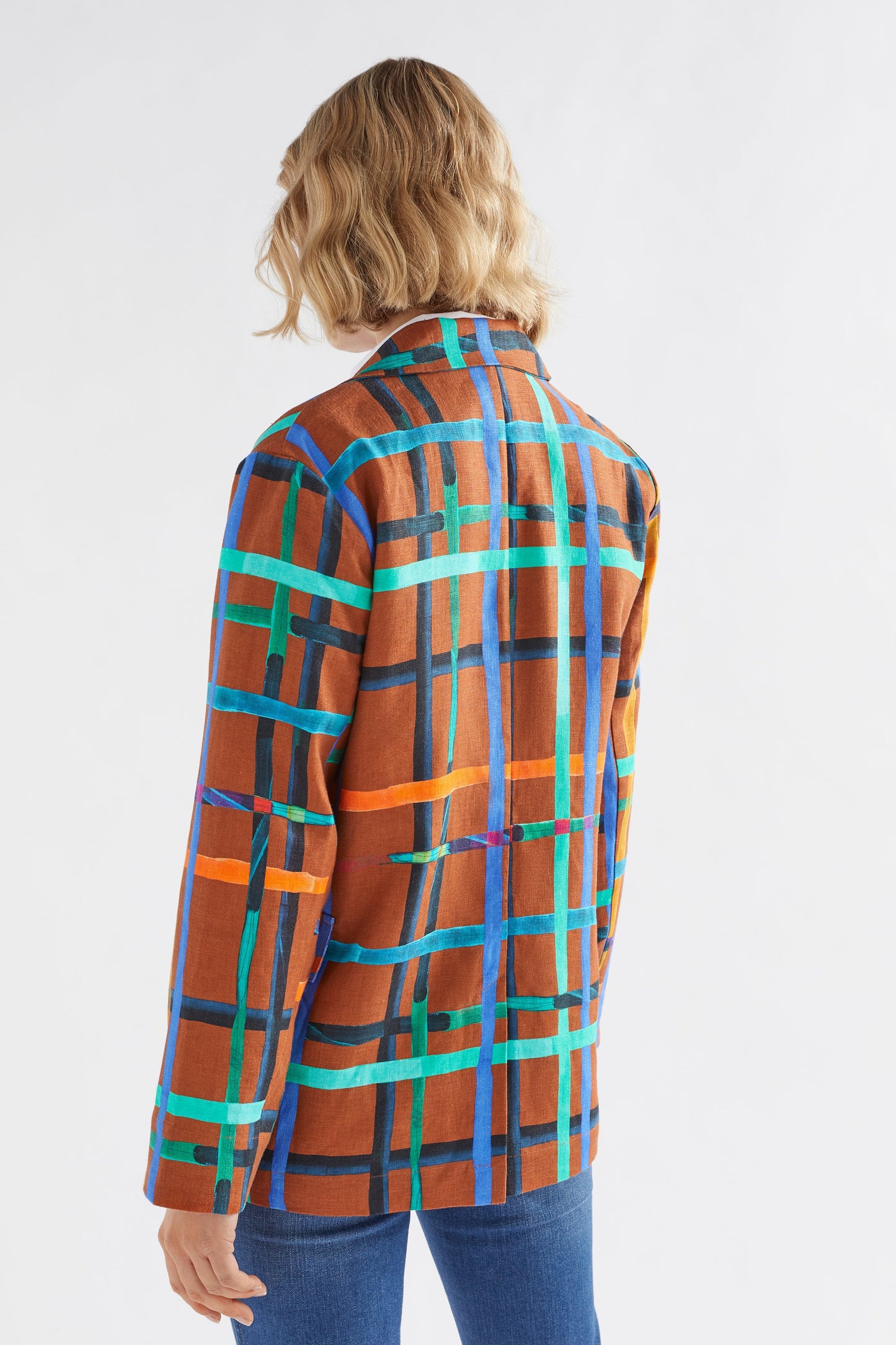 Ilona Linen Print Check Blazer Campaign model back | BREA CHECK
