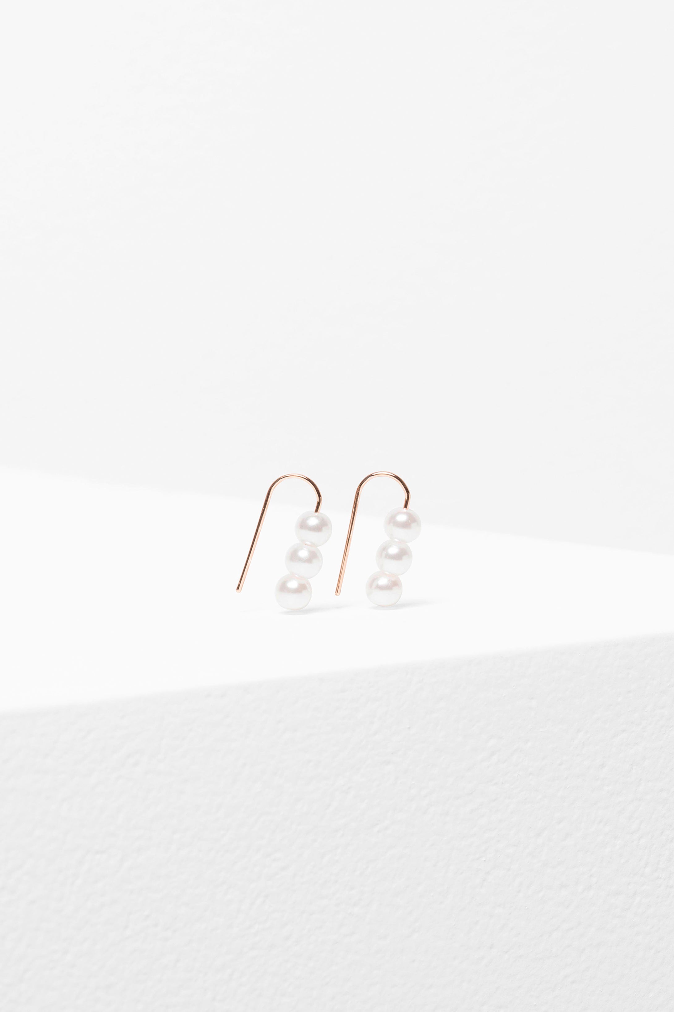 Mini Vekk Simple Pearl Bead Hook Earring | ROSE GOLD