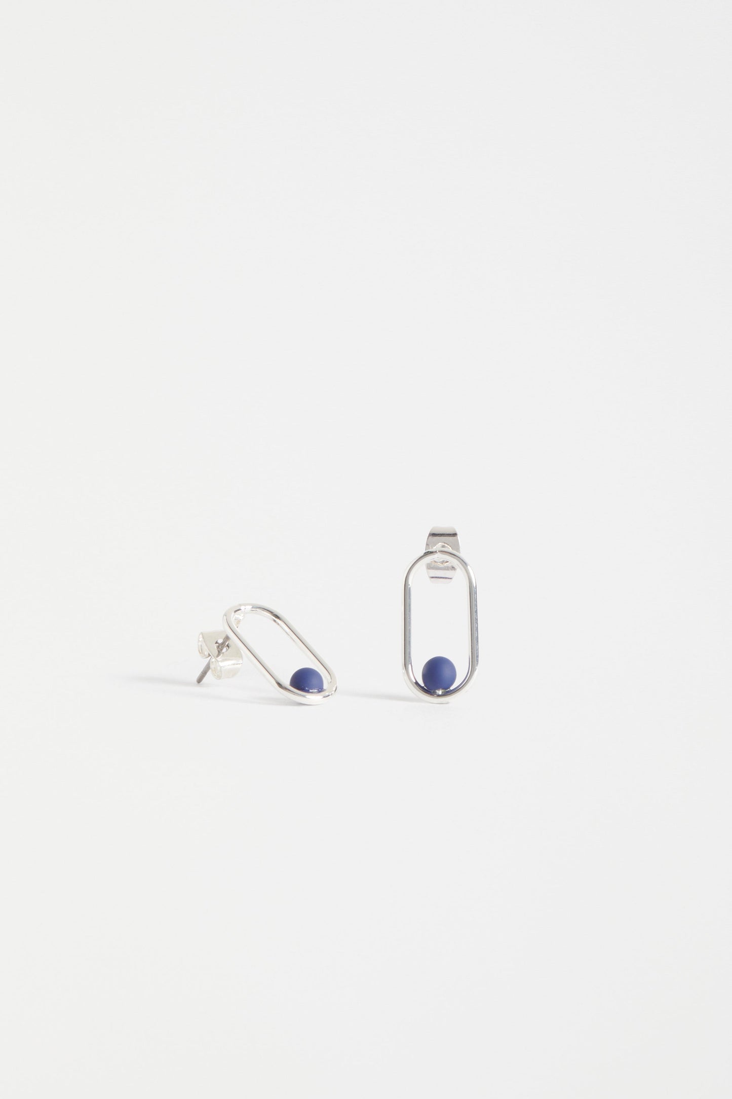 Braque Metal Disc Loop Stud Earring | SILVER