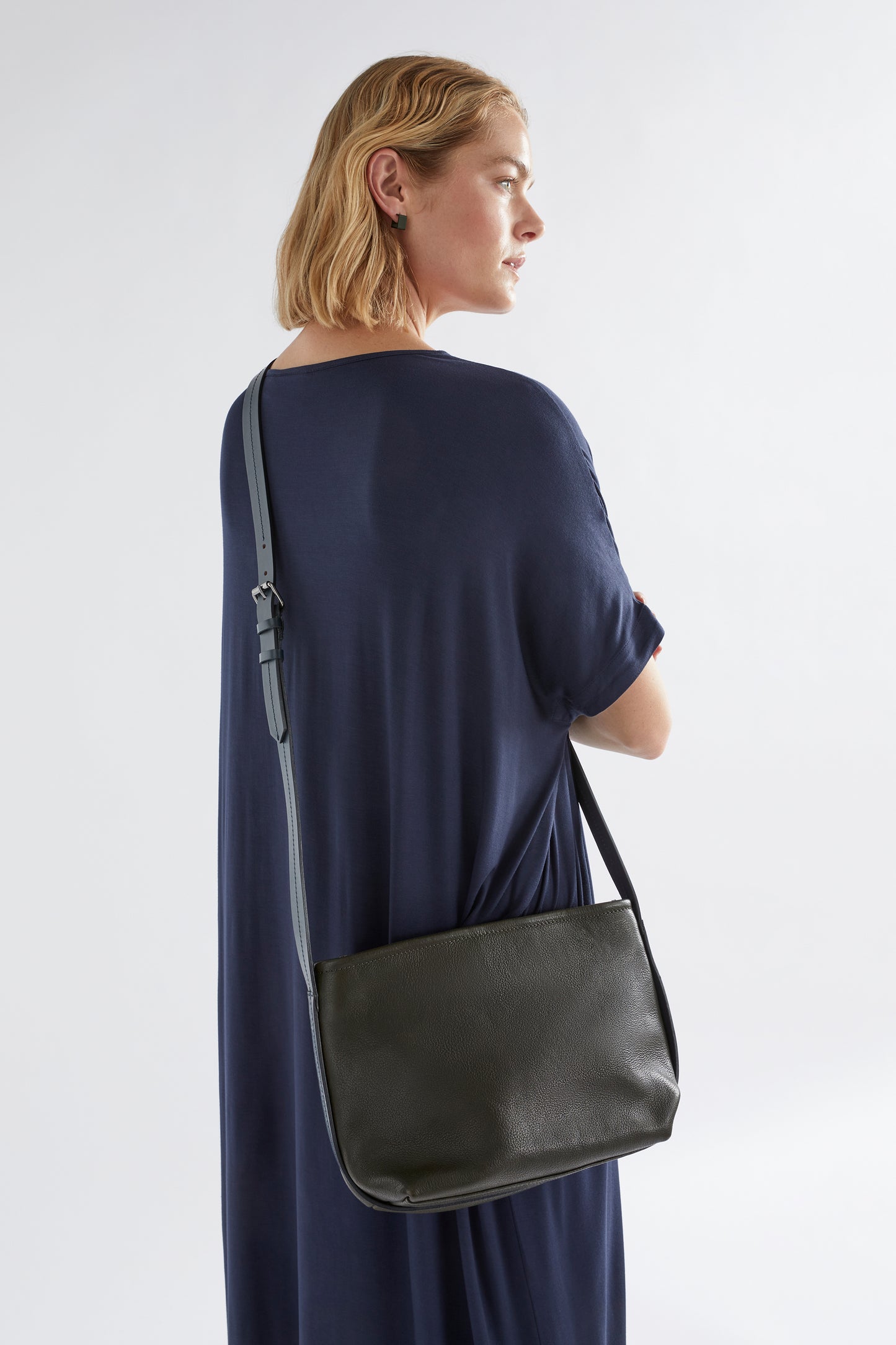 Canutte Leather Bag Front model 2 | GREEN TEA / NAVY