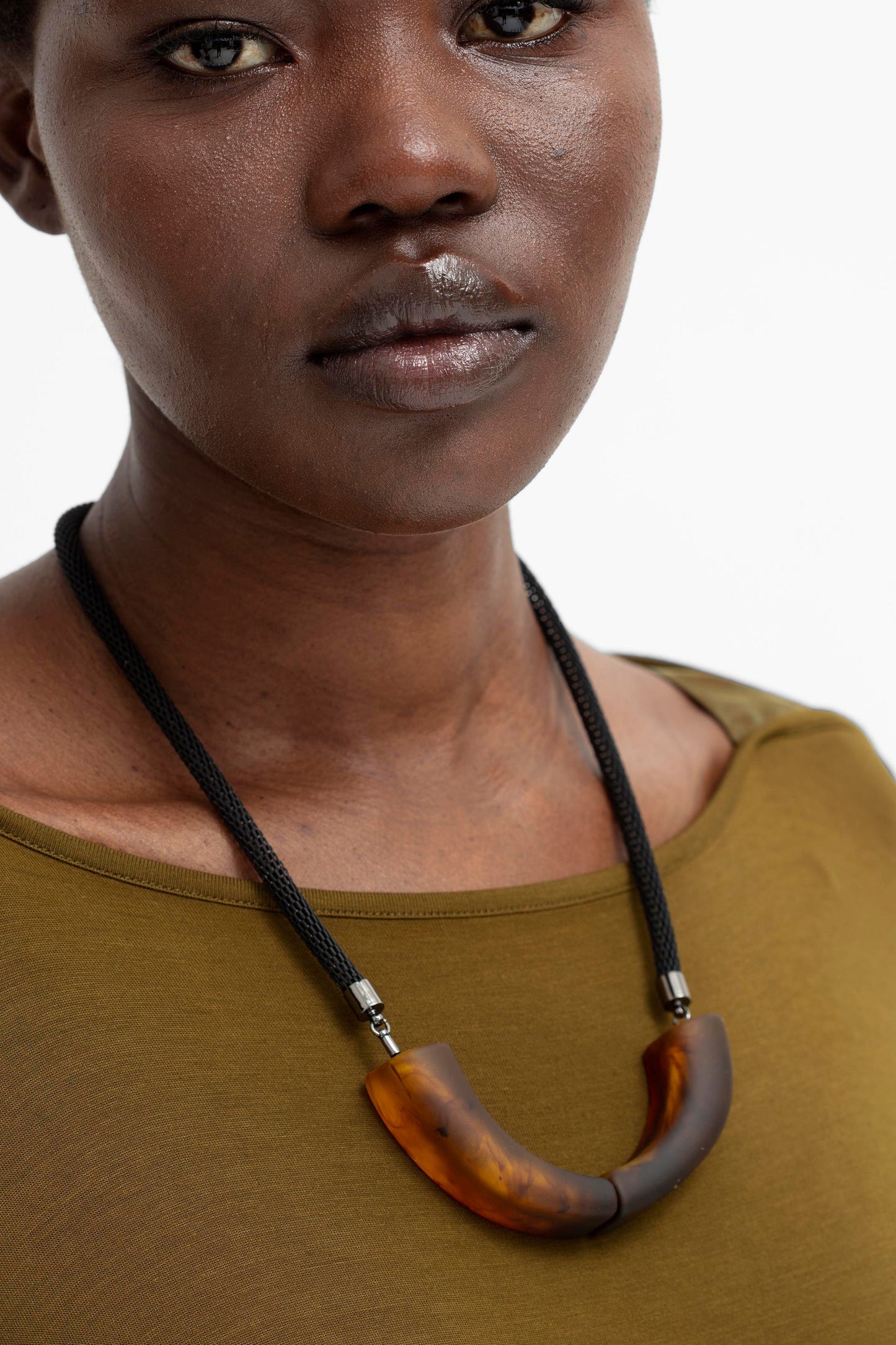 Aki Resin and Chain Mesh Statement Necklace Model Crop | TORTOISE SHELL
