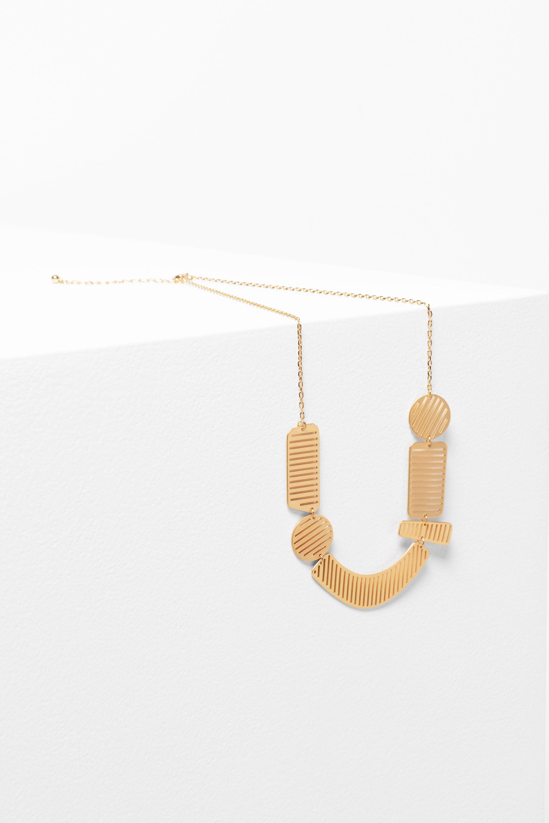 Gris Metal Pendant Chain Short Necklace | GOLD