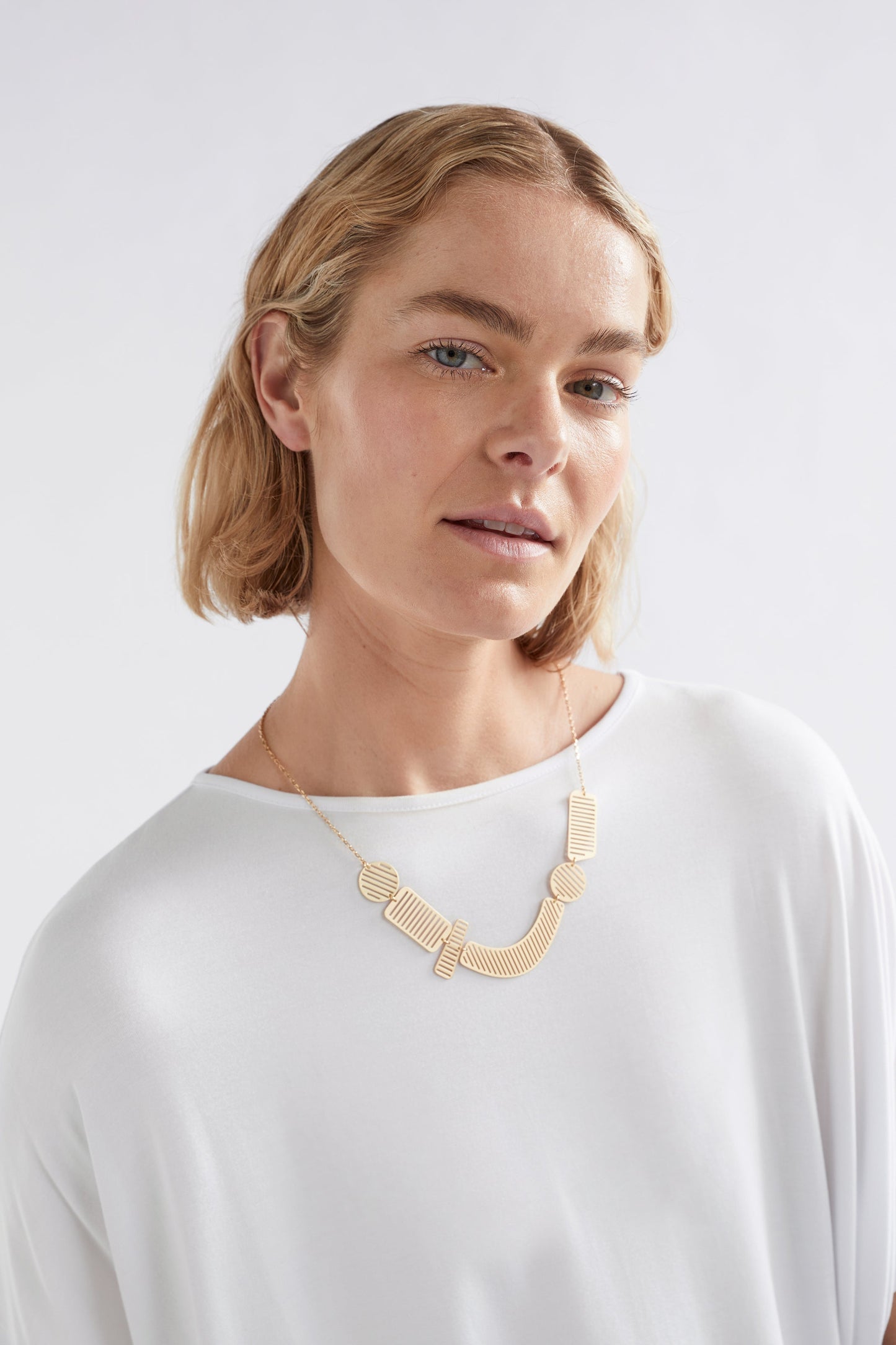 Gris Metal Pendant Chain Short Necklace Model | GOLD