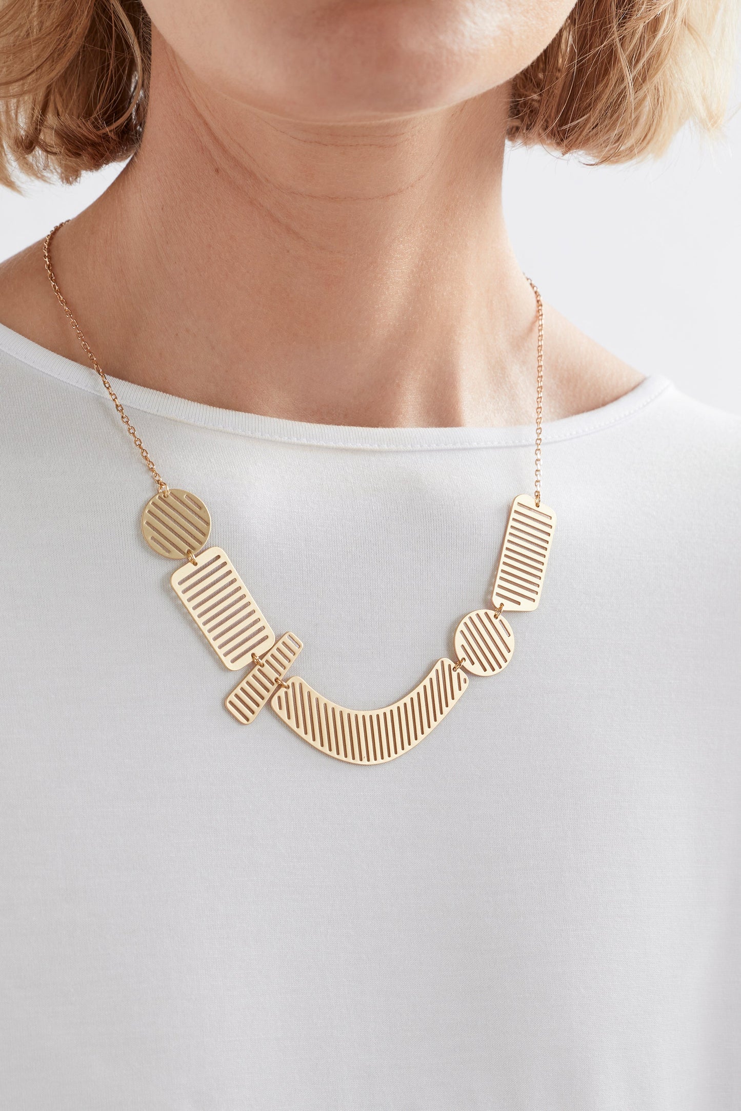 Gris Metal Pendant Chain Short Necklace Model Crop | GOLD