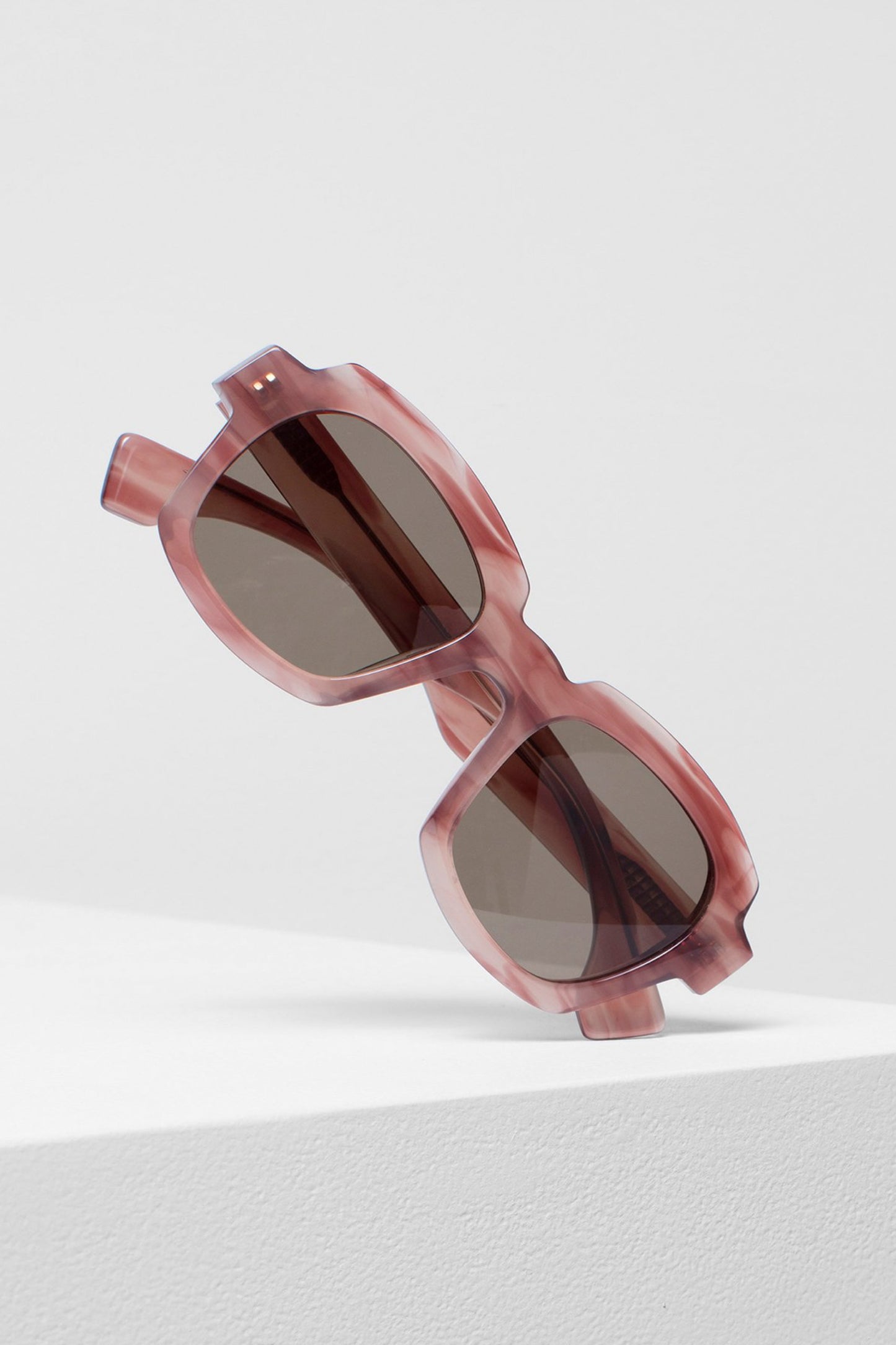 Jordet Chunky Rounded Square Framed Sunglasses Front Angled | Marble Rose